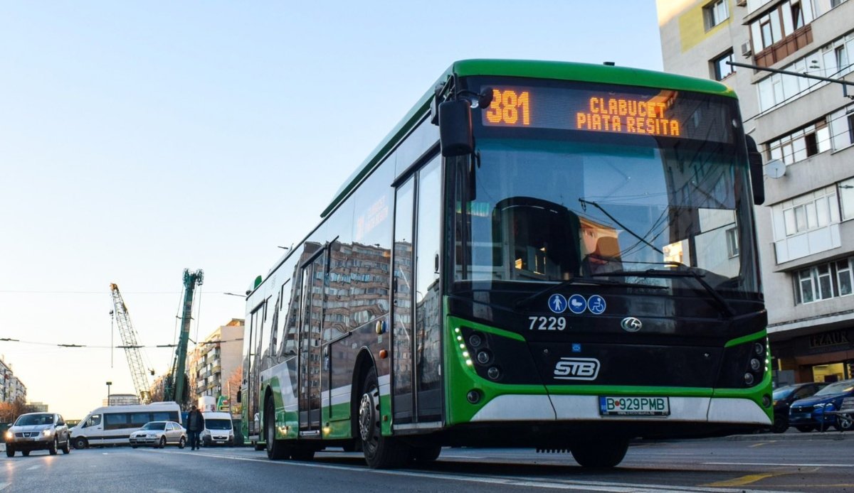 Locuitorii Sectorului 4 din București au lansat o petiție pentru a soluționa problema aglomerației pe traseul Piața Reșița – Piața Unirii, în special în orele de vârf, când mijloacele de transport sunt pline și nu pot acomoda numărul crescut de călători