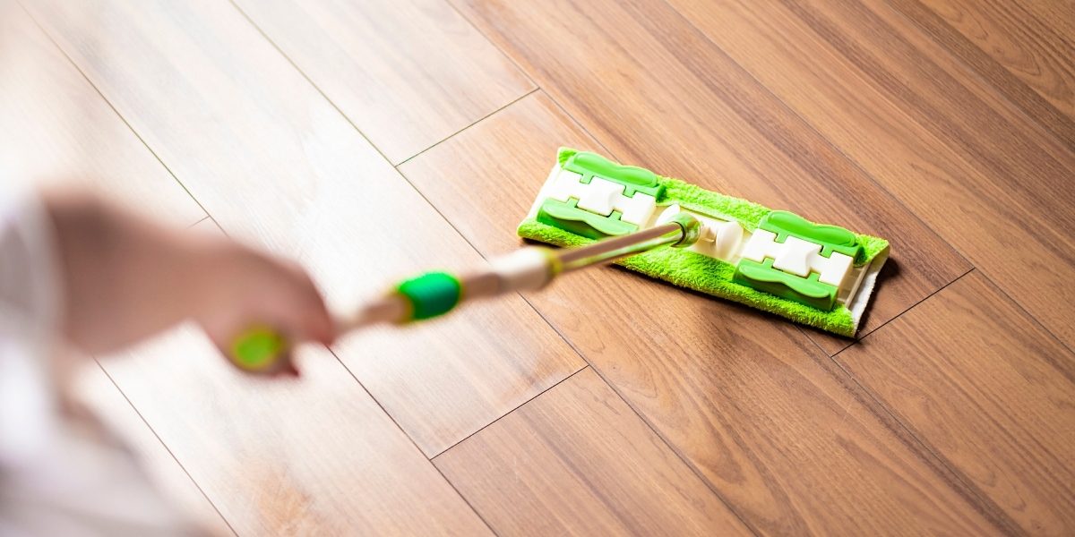 Ai parchet zgâriat? Trucul genial care-i dă strălucirea instant!