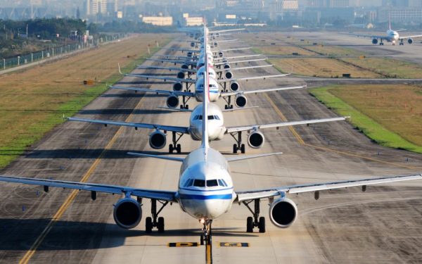 Altă companie aeriană suspendă zborurile pe timpul verii