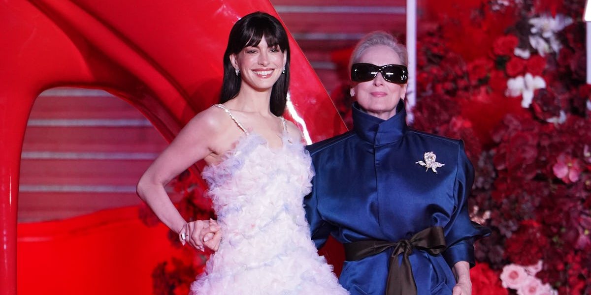 Anne Hathaway și Meryl Streep, secrete „diabolice” pe covorul roșu?