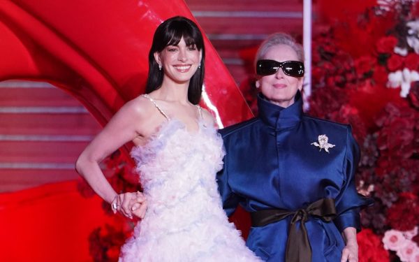 Anne Hathaway și Meryl Streep, secrete „diabolice” pe covorul roșu?