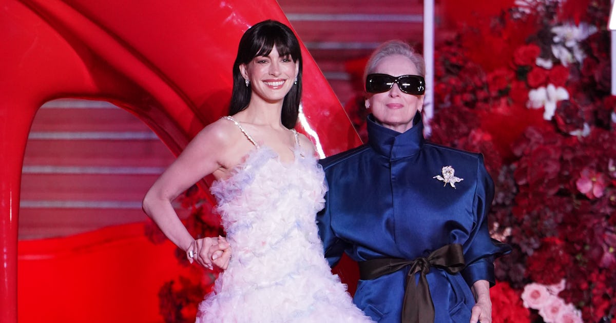 Anne Hathaway și Meryl Streep, secrete „diabolice” pe covorul roșu?
