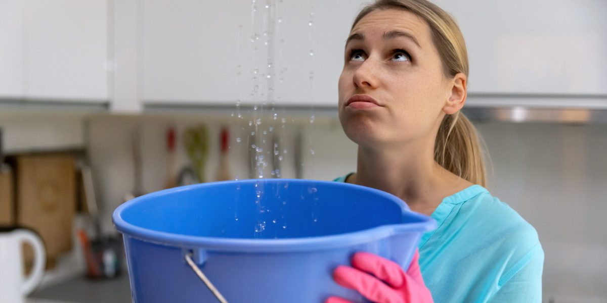 Blocuri: Ce obligă legea pe români față de vecinii de sub ei