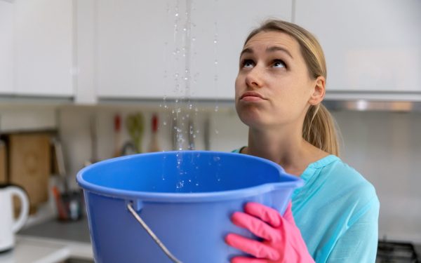 Blocuri: Ce obligă legea pe români față de vecinii de sub ei