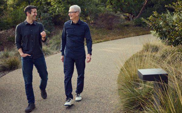 TIM COOK, șef executiv Apple, John Ternus, CEO: Schimbare majoră la gigantul tech