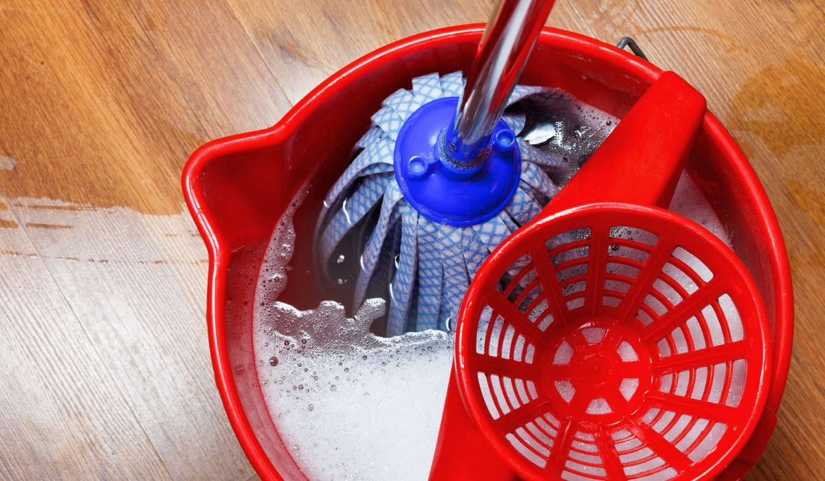 Așa îți distrugi parchetul: greșeala majoră pe care o faci zilnic!