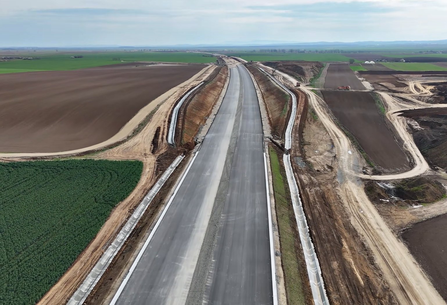 Anul 2026 poate aduce o serie de inaugurări semnificative pentru Autostrada Transilvania, dintre care cel mai așteptat este finalizarea tronsonului dintre Nușfalău și Borș II