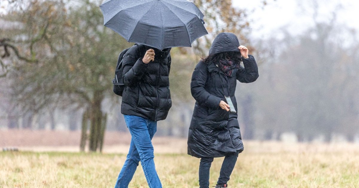 Vremea se anunță complicată în următoarele zile, după ce Administrația Națională de Meteorologie a emis o avertizare meteo de intensificări ale vântului, ploi moderate și ninsori în zonele montane, valabilă de joi dimineața până sâmbătă seara