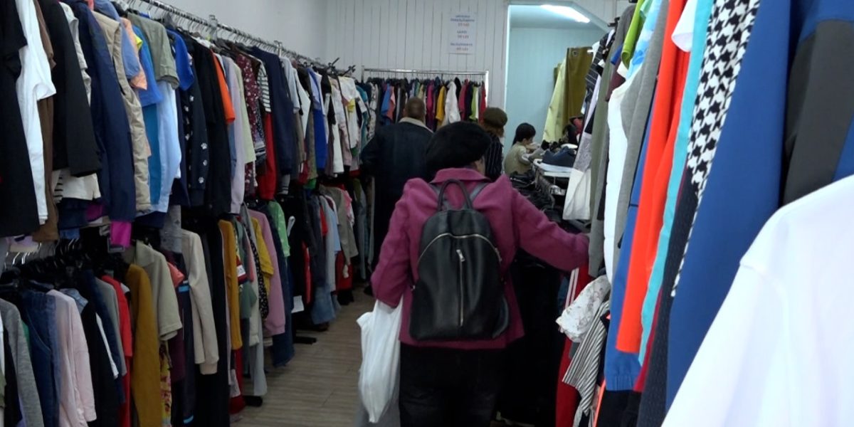 Haine second-hand, mai scumpe: Cum vrea Ministerul Mediului să taie importurile de deșeuri