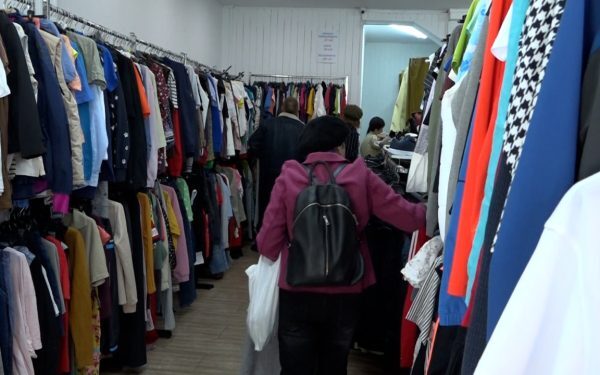 Haine second-hand, mai scumpe: Cum vrea Ministerul Mediului să taie importurile de deșeuri
