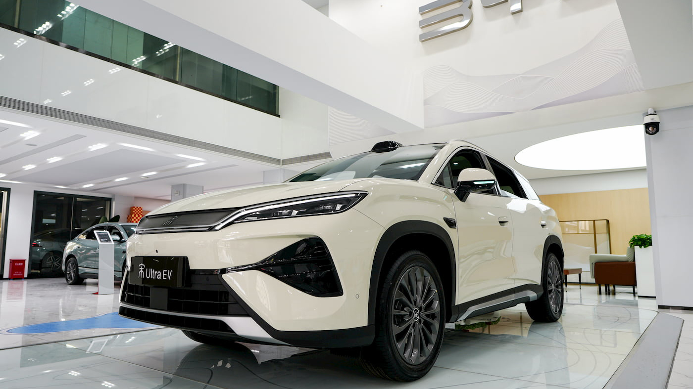 BYD zguduie din nou piața auto: SUV electric cu preț imbatabil și tehnologie de încărcare revoluționară Producătorul chinez de automobile electrice BYD face valuri din nou