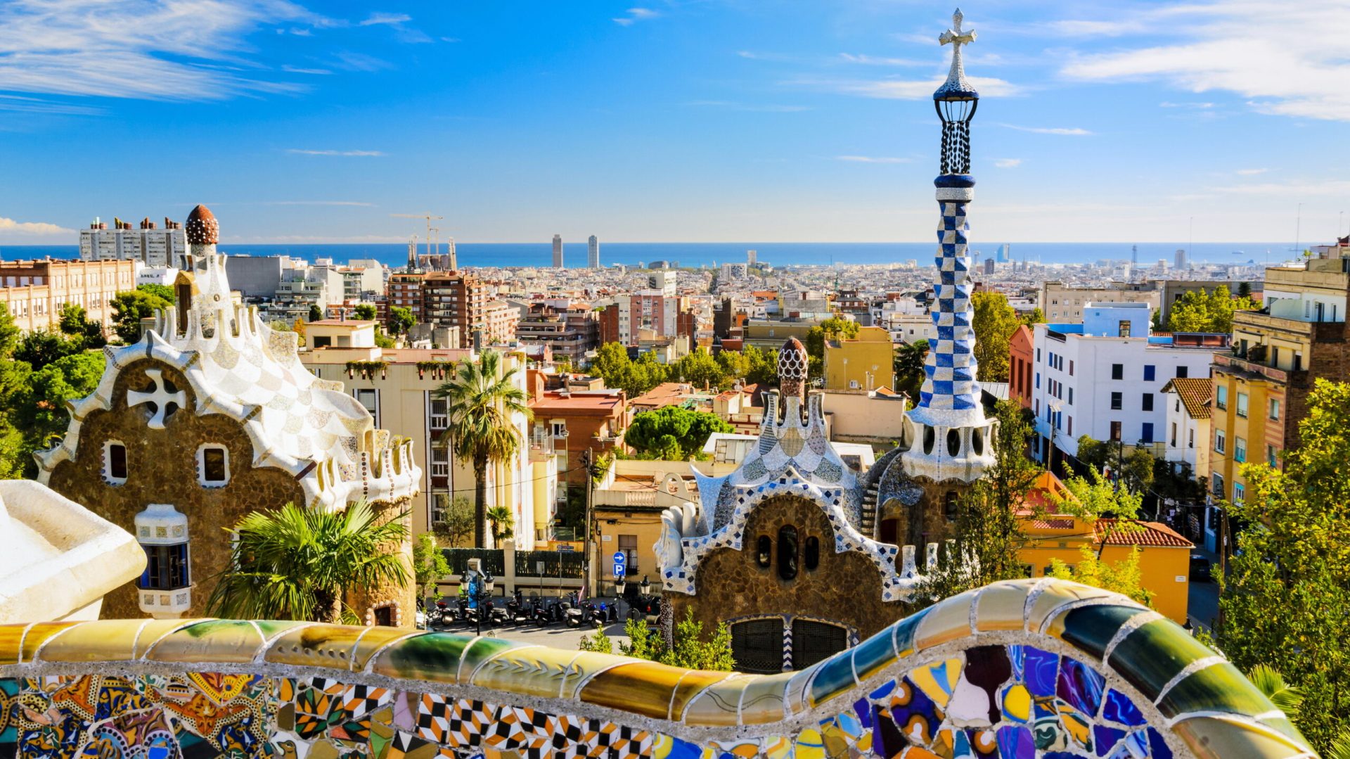 Din aprilie 2026, Barcelona a decis să majoreze taxa turistică, măsură care a atras reacții mixte din partea operatorilor de turism și vizitatorilor