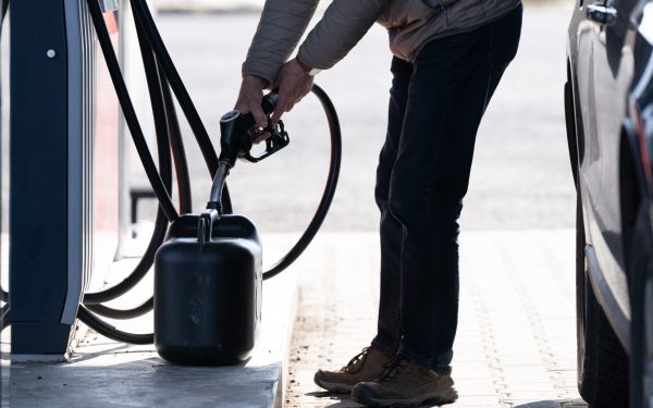 FMI: Reducerea taxelor la combustibili, ineficientă contra prețurilor mari. Explicații