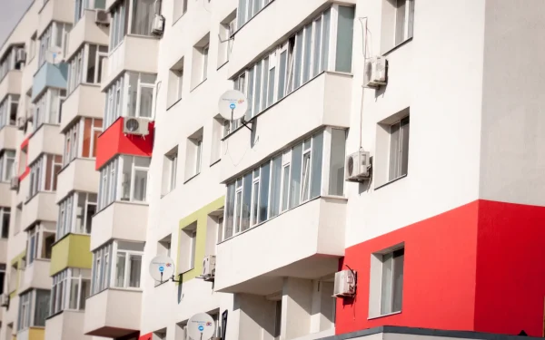 Bucureștiul, orașul cu cel mai mare risc seismic din România, se confruntă cu o provocare majoră: consolidarea clădirilor vulnerabile