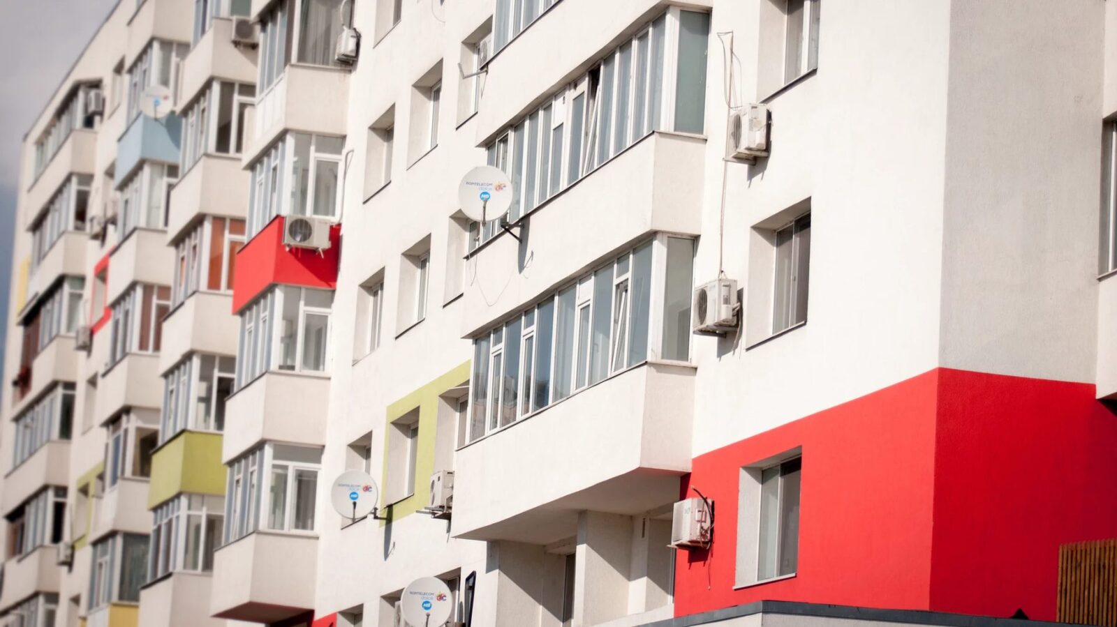 Bucureștiul, orașul cu cel mai mare risc seismic din România, se confruntă cu o provocare majoră: consolidarea clădirilor vulnerabile