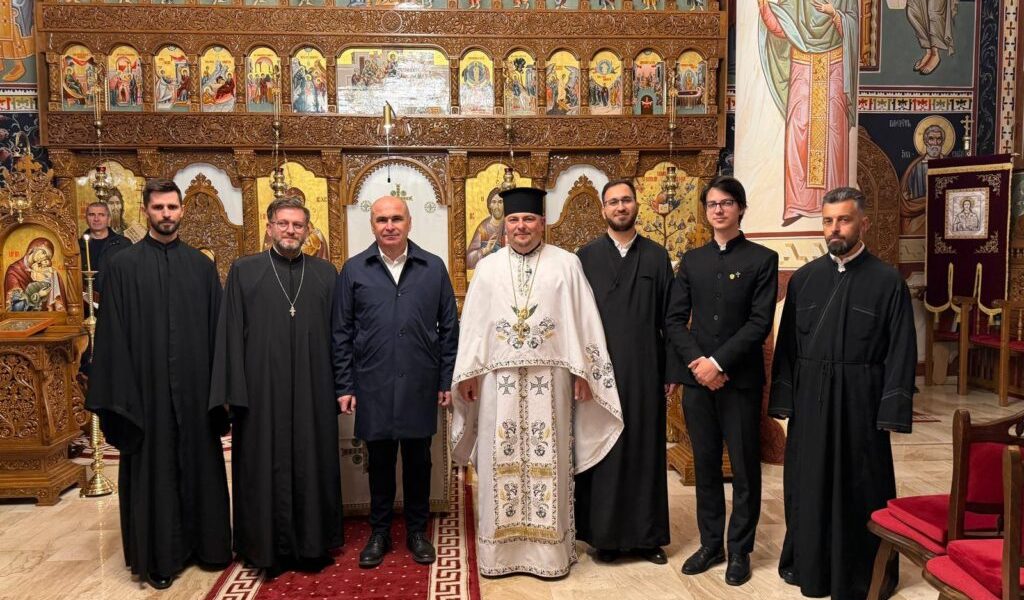 Bolojan, la Sînmartin, de Paște: Premierul, alături de credincioși la slujbă