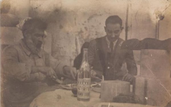 Brâncuși, de Paște: Ouă pictate și bucate alese pentru prieteni