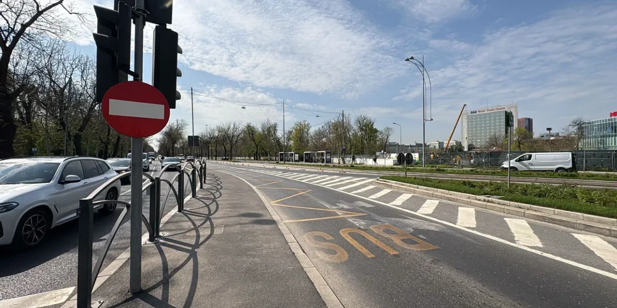 Banda UNICĂ pentru autobuze, pe Bulevardul Regele Mihai I din București