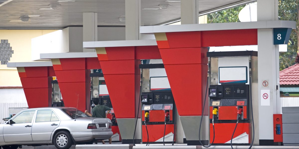 Benzina și motorina se ieftinesc! Cât plătești pentru un plin duminică?