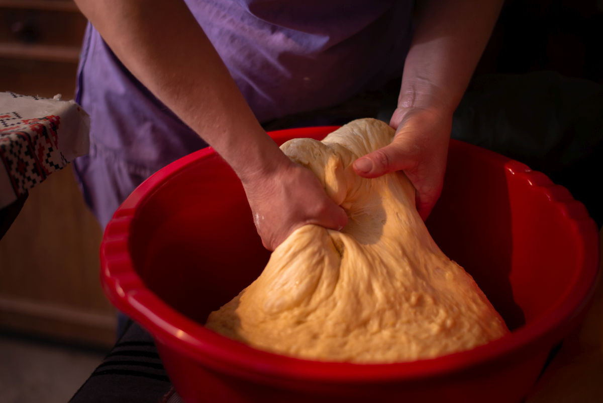 Cât trebuie să dospești aluatul de cozonac: secretul pufoșeniei dezvăluit