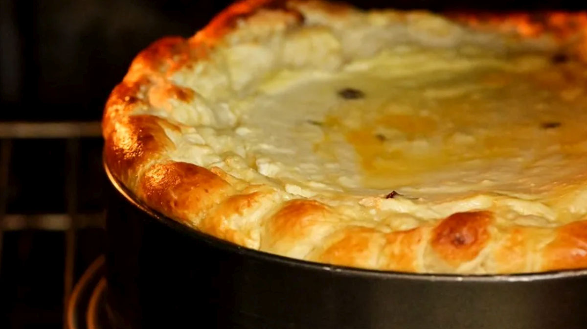 Pasca, simbolul gustului de Paște: Câte grame de brânză intră în rețeta tradițională Pasca, desertul tradițional care înmiresmează mesele românilor de Paște, este mult mai mult decât o simplă prăjitură