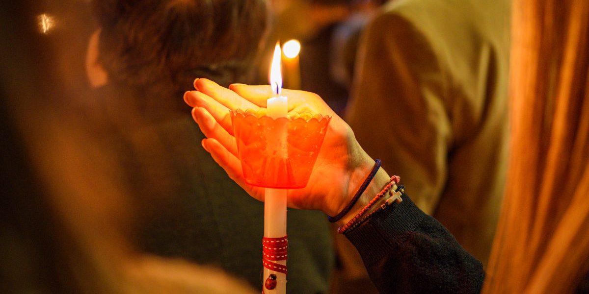 Ce faci cu lumânarea de la Înviere? Când și cum o poți folosi