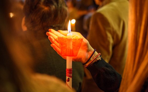 Ce faci cu lumânarea de la Înviere? Când și cum o poți folosi