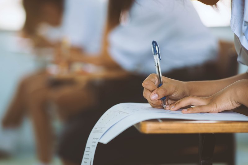 Rezultatele simulării examenului de Bacalaureat 2026 pentru elevii de clasa a XII-a vor fi comunicate astăzi, 3 aprilie, informează Ministerul Educației