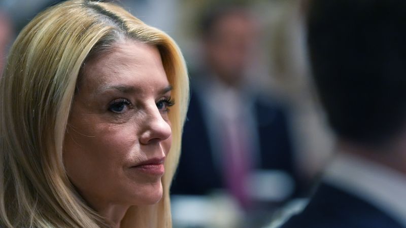 Verificarea afirmației privind posibilitatea concedierii pe ascuns a Procurorului General Pam Bondi de către președintele Donald Trump este necesară pentru clarificarea faptelor și pentru evitarea răspândirii de informații neconfirmate