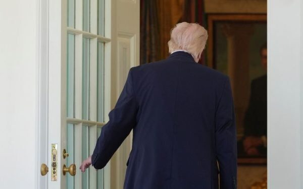 Cifre negre: Donald Trump pierde teren în fața Iranului