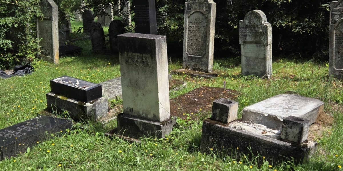 Vandalism la Reghin: Un parlamentar israelian cere explicații după profanare