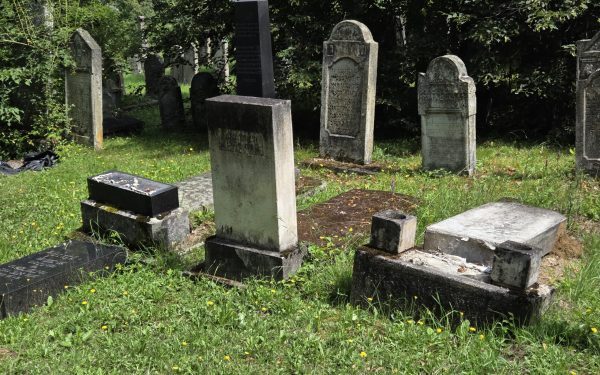 Vandalism la Reghin: Un parlamentar israelian cere explicații după profanare