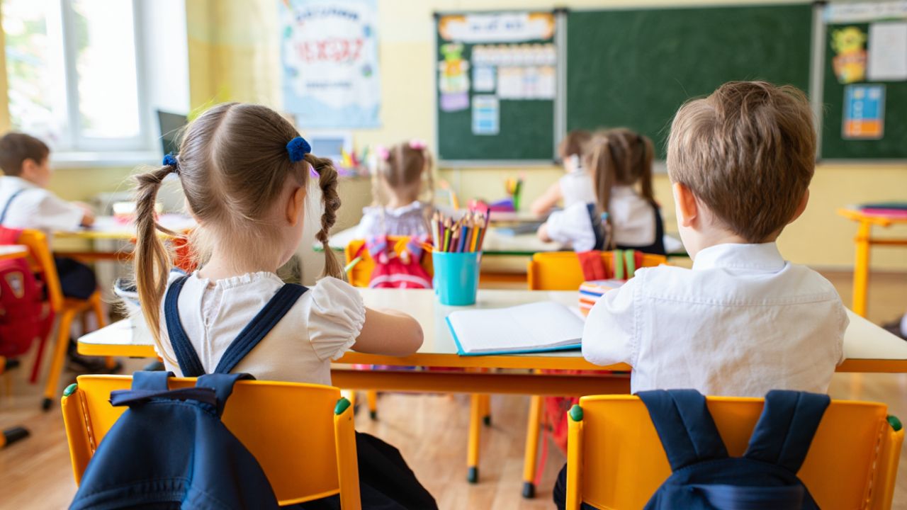 Părinții din România adoptă metode diverse pentru a obține locuri la cele mai dorite școli, metode care pleacă de la înscrieri strategice până la practici discutabile care perturbă procesul de admitere și aglomerează clasele