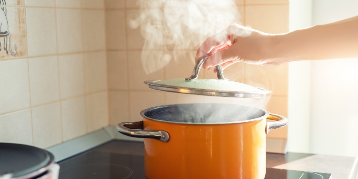 Îndepărtează mirosul de mâncare din casă: Trucul simplu de care ai nevoie!
