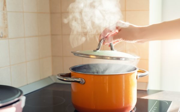 Îndepărtează mirosul de mâncare din casă: Trucul simplu de care ai nevoie!