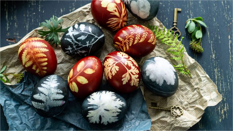 În apropierea sărbătorilor de Paște, mulți români caută soluții naturale pentru a decora ouăle, evitând vopselele chimice și conservanții