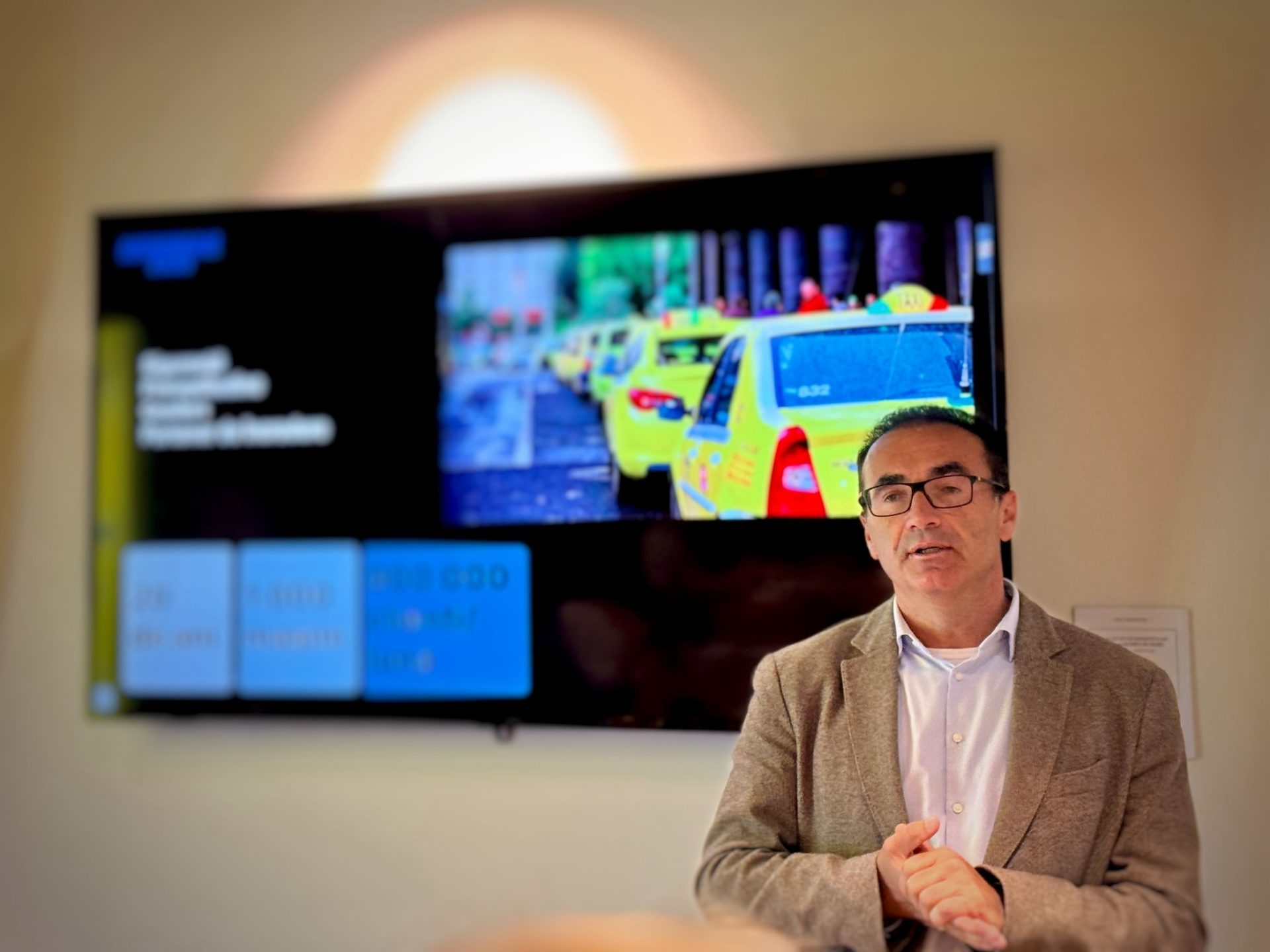 Prețul motorinei, din nou pe val: transportatorii, în fața unei crize economice? Prețul motorinei a explodat, depășind 10 lei/litru în aprilie 2026, iar efectele se resimt deja în buzunarele românilor