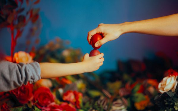 De ce ciocnim ouă roșii de Paște? Tradiția din România dezvăluită