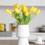 De ce pun grădinarii cuie în ghivecele cu flori: efectul e uluitor!