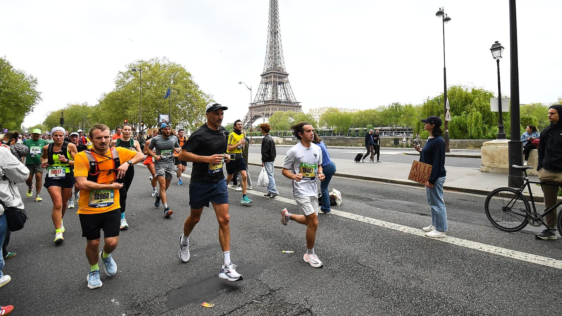 Maratonul de la Paris, programat pe 12 aprilie, va aduce în stradă aproximativ 60.000 de alergători, alături de un număr egal de suporteri, într-una dintre cele mai populare curse din lume