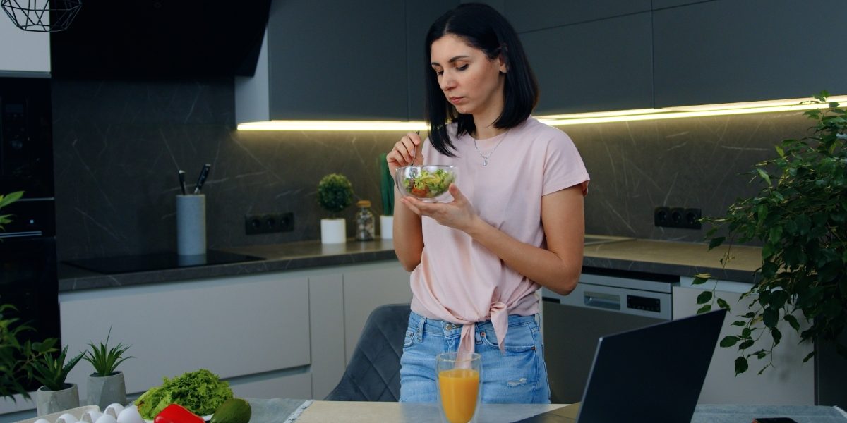 Postura la masă: Cum influențează sănătatea, dincolo de ce mănânci