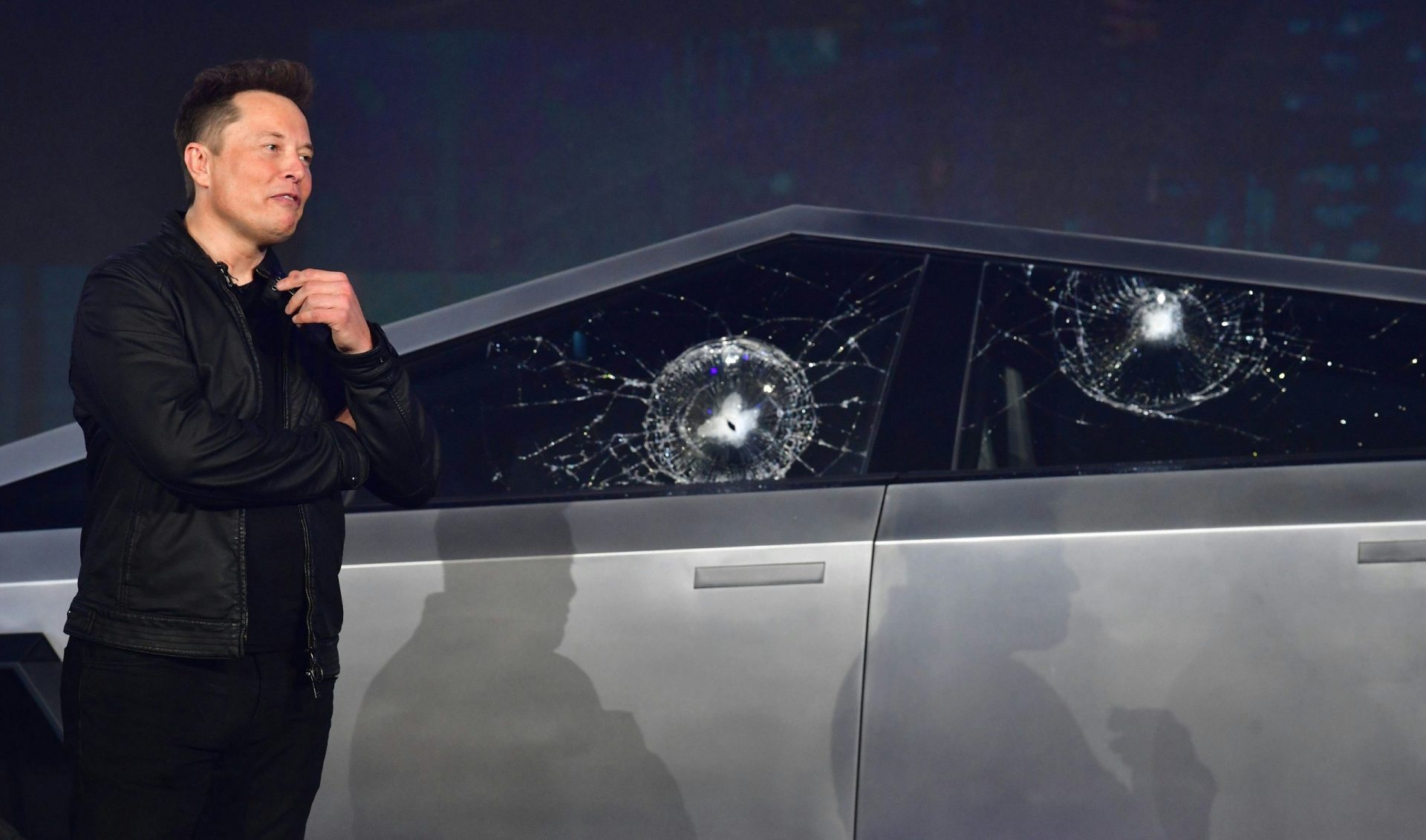 Elon Musk a afirmat recent că Tesla’s Full Self-Driving (FSD) era oprit înainte de impactul tragic din urma accidentului în care a fost implicat un Cybertruck, însă imaginile și înregistrările video par să indice altceva, ridicând semne de întrebare cu privire la veridicitatea declarației miliardarului