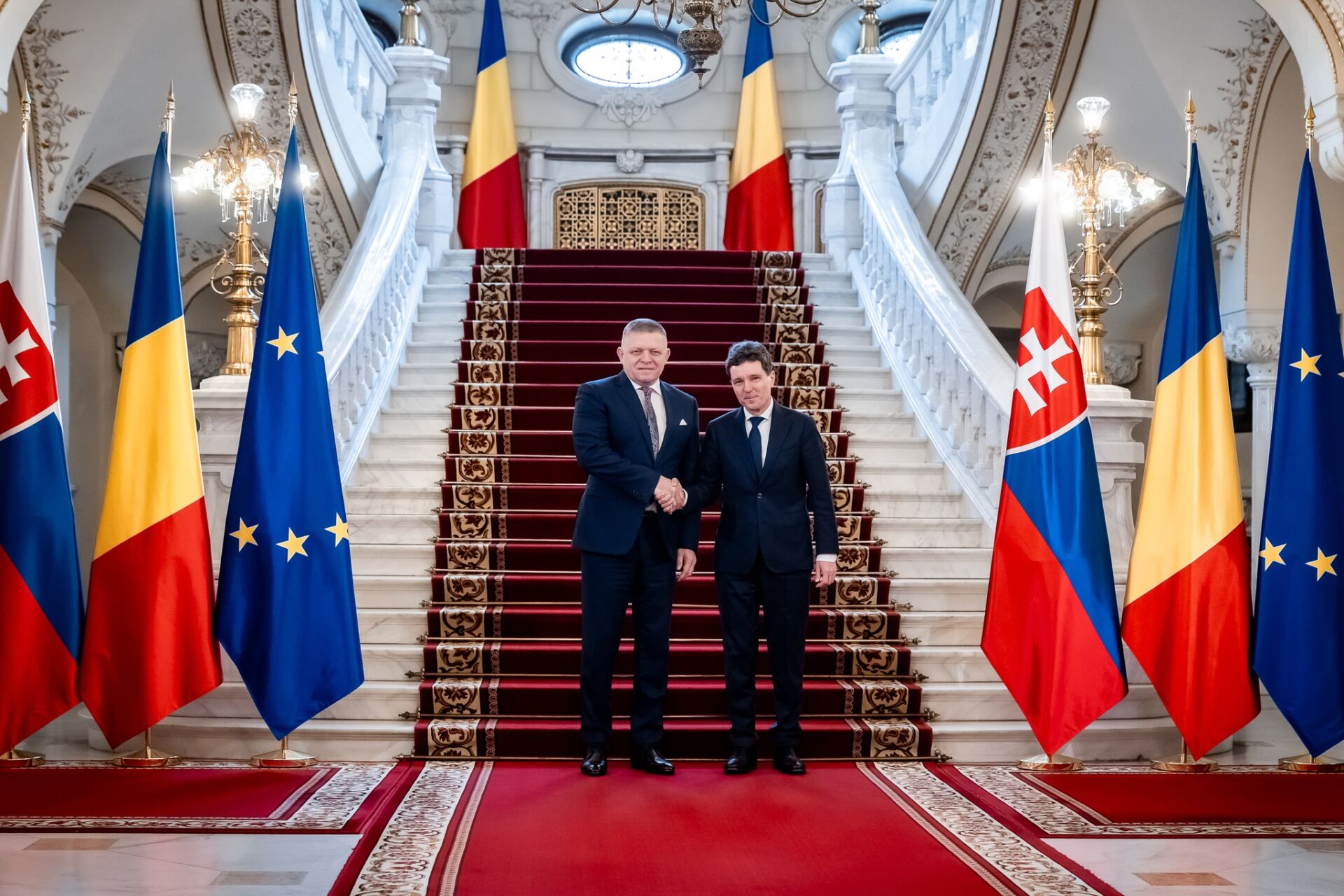 Prim-ministrul Slovaciei, Robert Fico, a fost gazda unui dialog diplomatic important la București, unde s-a întâlnit cu Președintele României, Nicușor Dan, și Prim-ministrul Ilie Bolojan