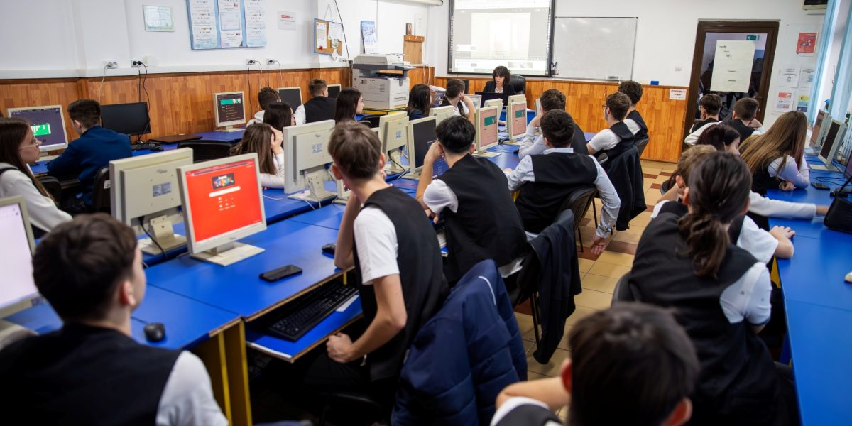 Școlile din Los Angeles impun reguli draconice privind ecranele în clase