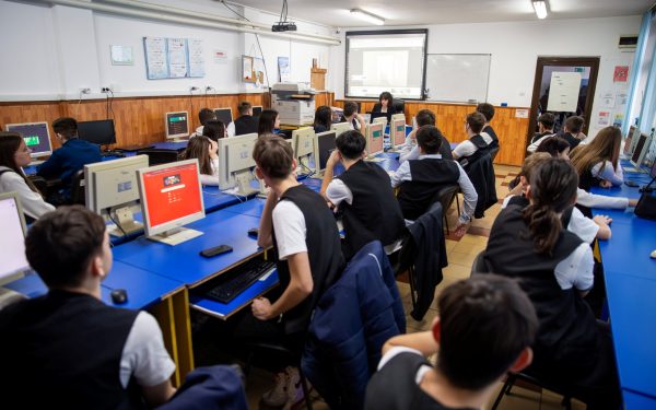 Școlile din Los Angeles impun reguli draconice privind ecranele în clase