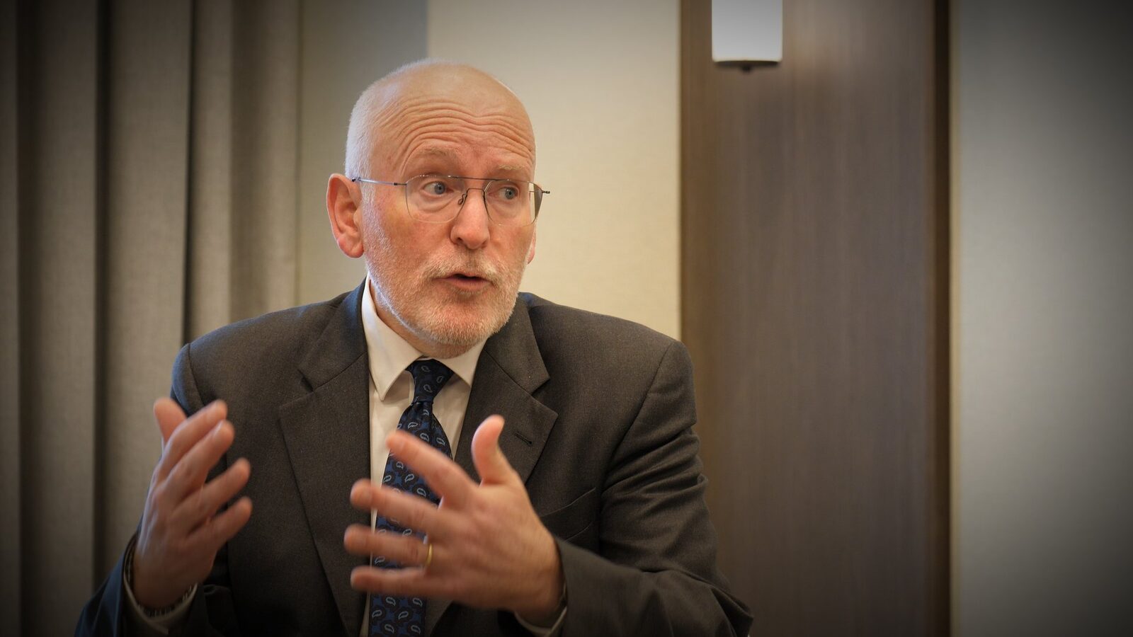 Frans Timmermans, fost vicepreședinte executiv al Comisiei Europene și promotor al Pactului Verde, a abordat recent, într-un dialog amplu, teme variate, de la justiție la energie, politici publice și prețuri