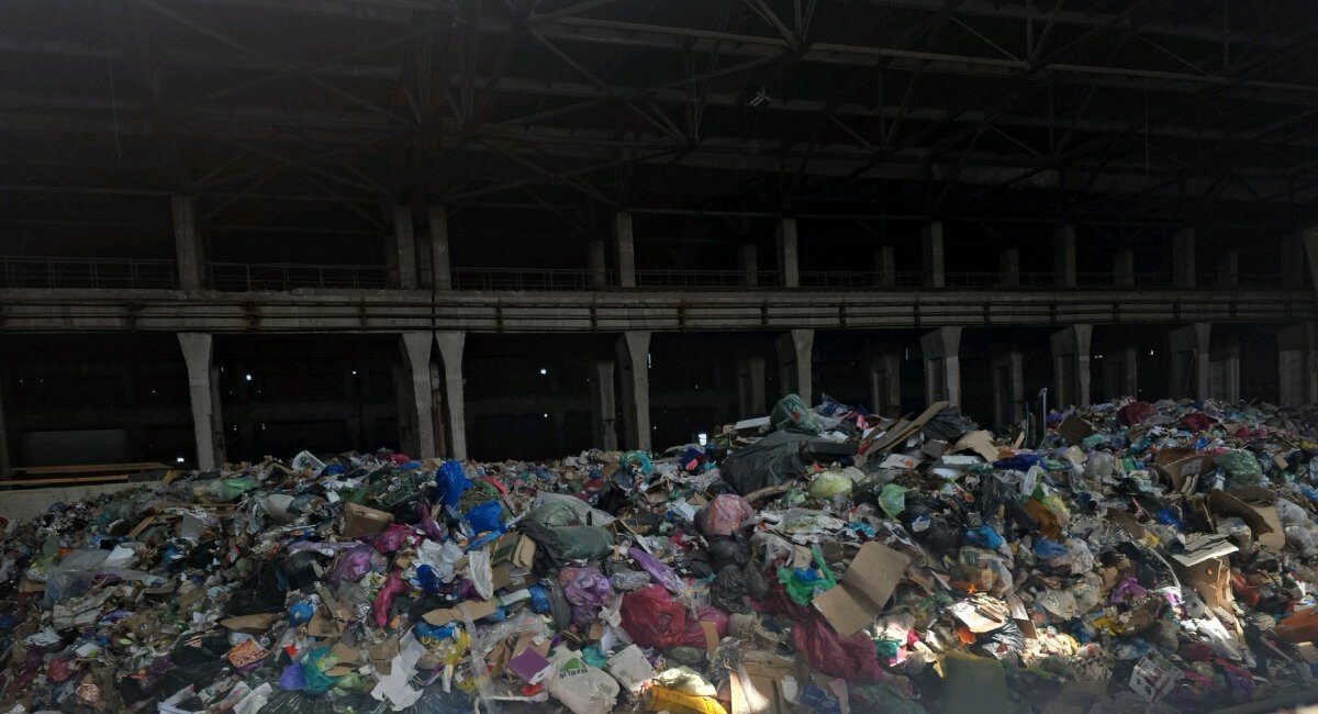 Garda de Mediu București a aplicat amenzi în valoare totală de peste 130.000 de lei, echivalentul a peste 25.000 de euro, în urma unui control efectuat la o hală situată în apropierea Halei Laminor, unde au fost descoperite cantități mari de deșeuri depozitate ilegal
