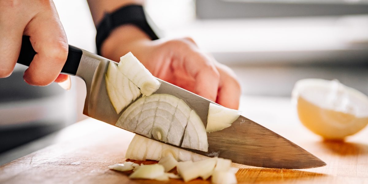 Gata cu ochii-n lacrimi: Truc genial pentru ceapă, testat de bucătari celebri