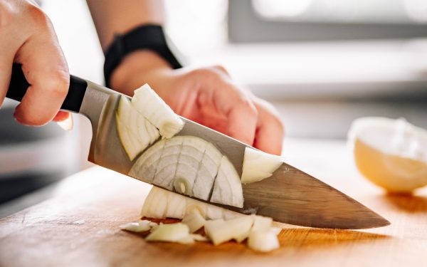 Gata cu ochii-n lacrimi: Truc genial pentru ceapă, testat de bucătari celebri