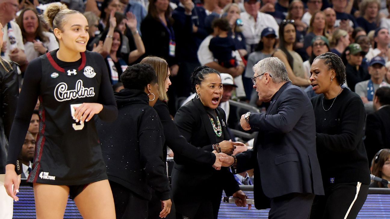 Antrenorul echipei UConn, Gino Auremmia, și-a cerut scuze public pentru izbucnirea emoțională avută în timpul semifinalei naționale din NCAA, după înfrângerea suferită de formația sa împotriva echipei South Carolina